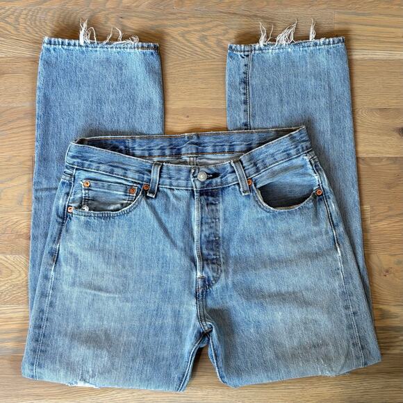 Levi’s 501 Light Wash Jeans Straight Leg Distressed Broken In Unisex Size 32x30 - Picture 1 of 8